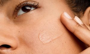 چگونه کرم‌پودر را درست و بدون ماسیده بزنیم؟